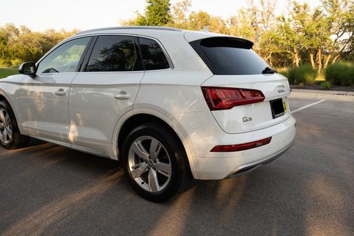 Photo 5 of 27 of 2019 Audi Q5 2.0T Premium